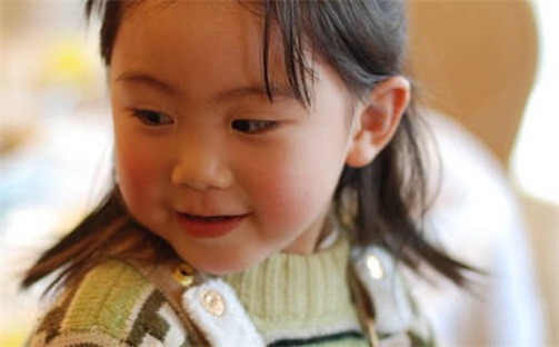 何姓男宝宝名字精选：2026年07月11日生辰八字起名技巧